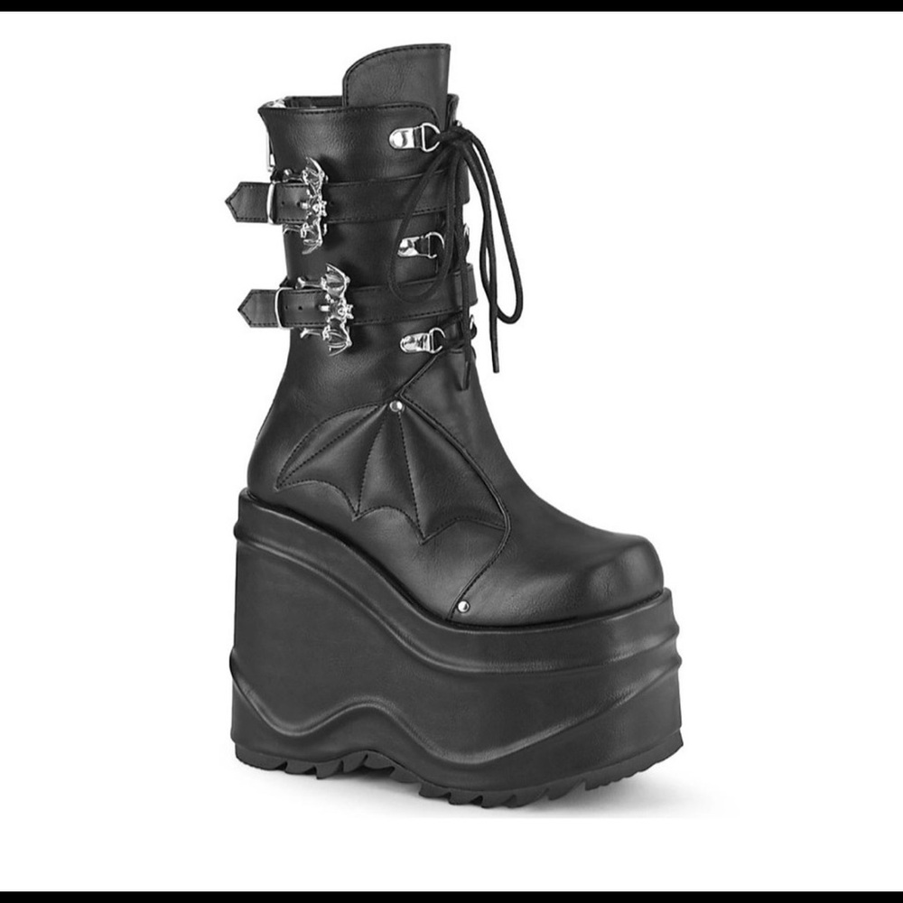 demonias size 7 new